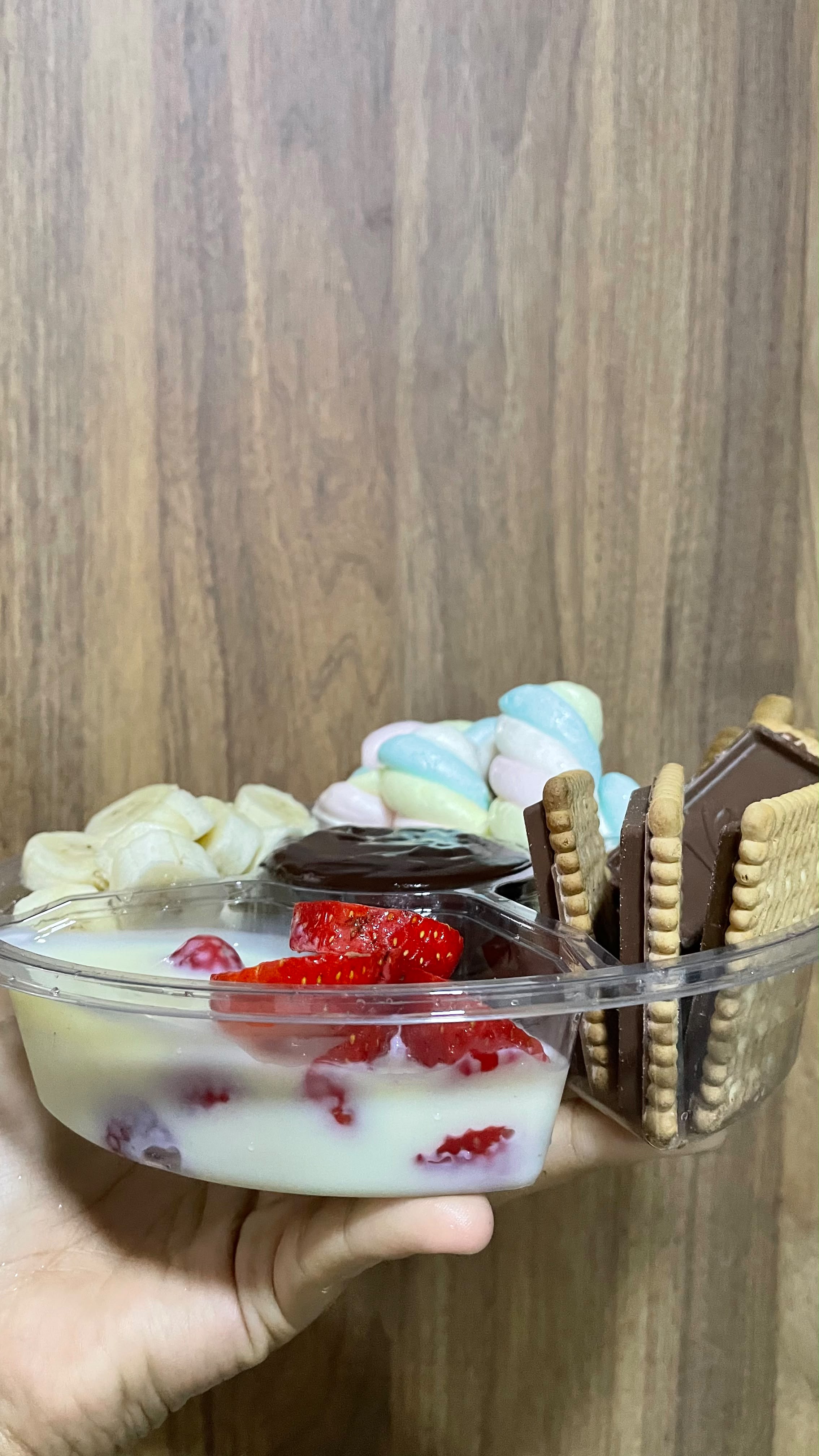 Barca doce com morango, biscoito e creme