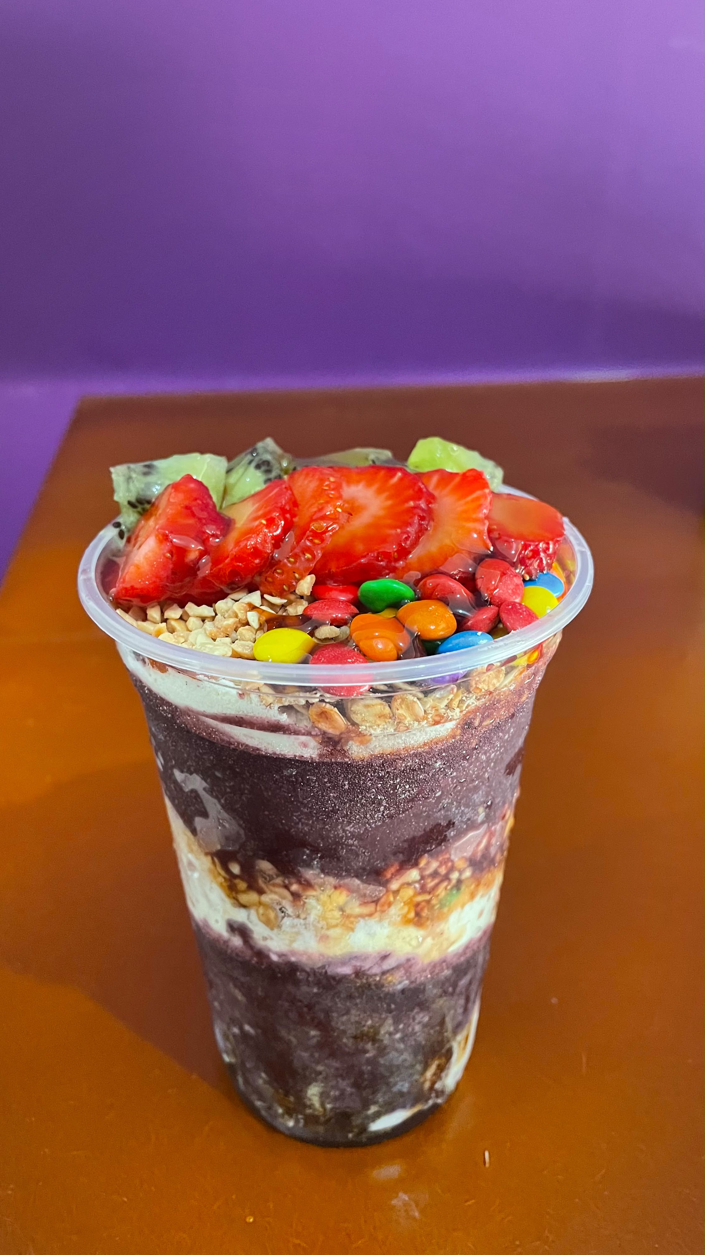 Copo de açaí com morango e confete