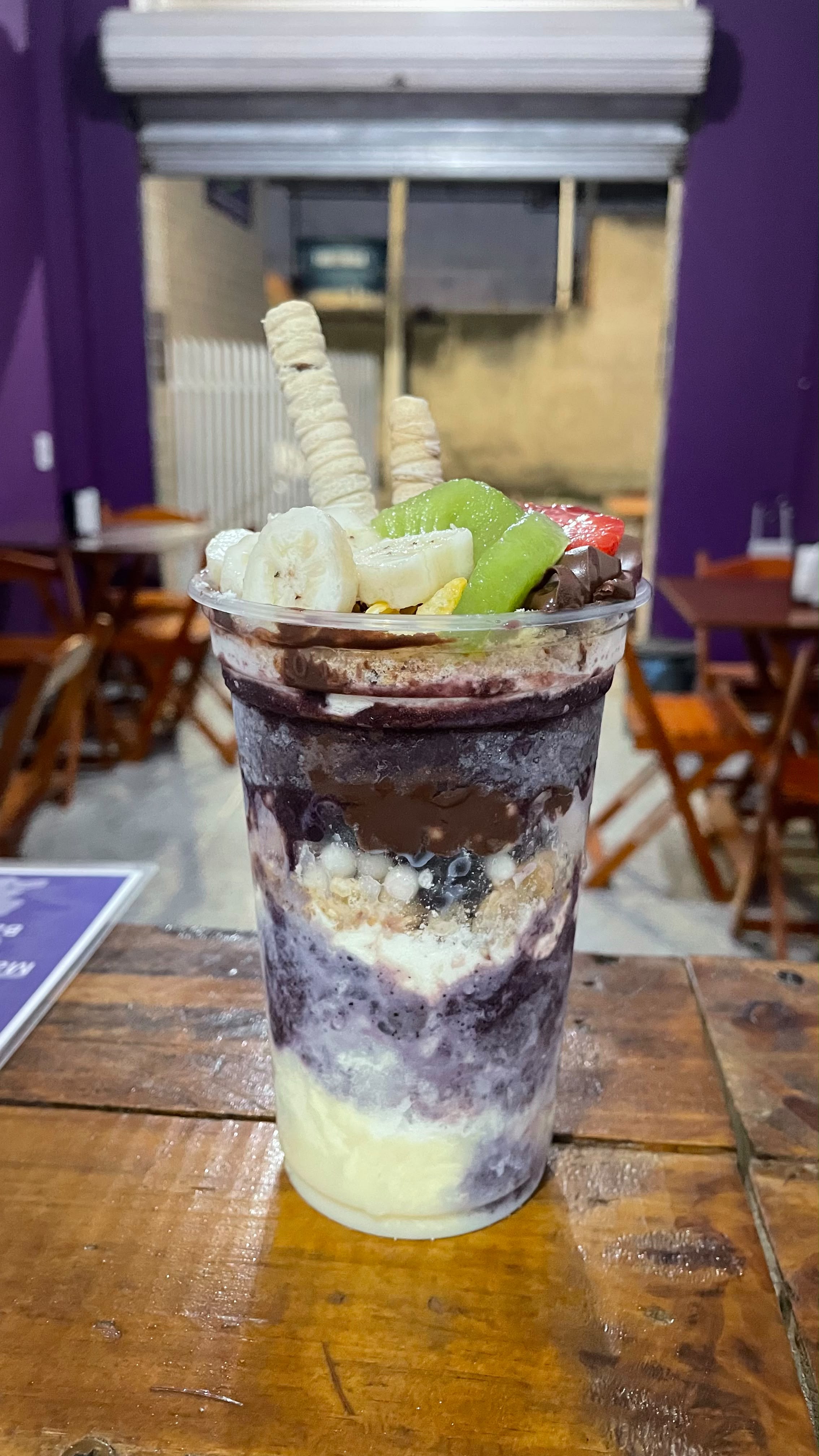 Copo de açaí com frutas e creme